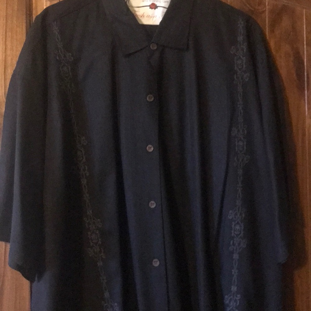 Gorgeous black detail NWOT Tommy Bahama 100% silk